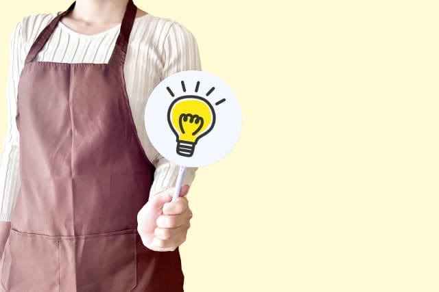 ヒントサインを持っている女性