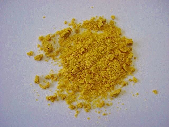 スプーンで潰してパウダー状にしたみつばち花粉