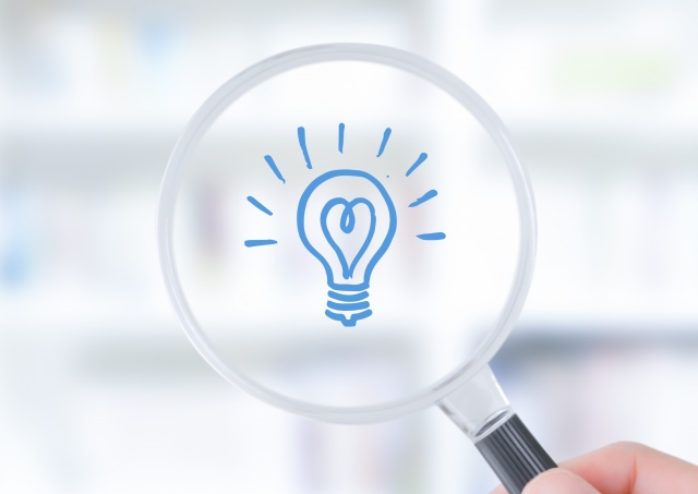 虫眼鏡でヒントマークを拡大してみている