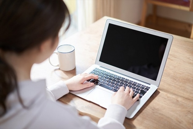パソコンで情報を調べる女性