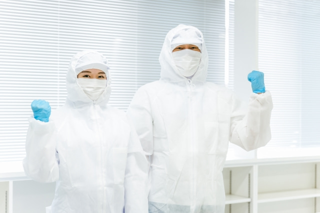 防塵服で作業をしている人
