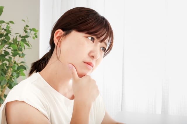 考えている女性